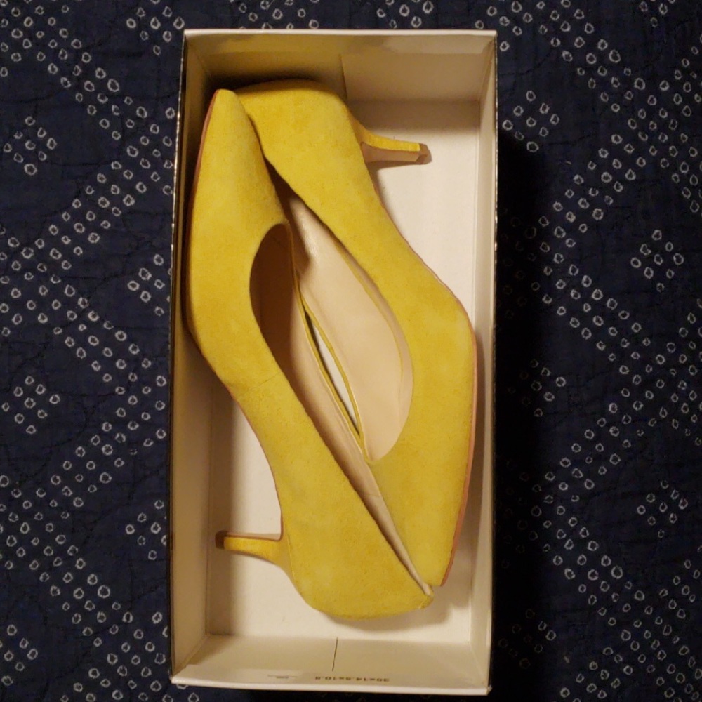 Size 8.5 yellow suede kitten heels
